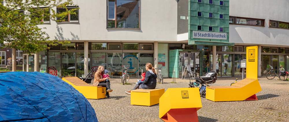 Stadtmöbelierung in Gröpelingen vor der StadtBibliothek