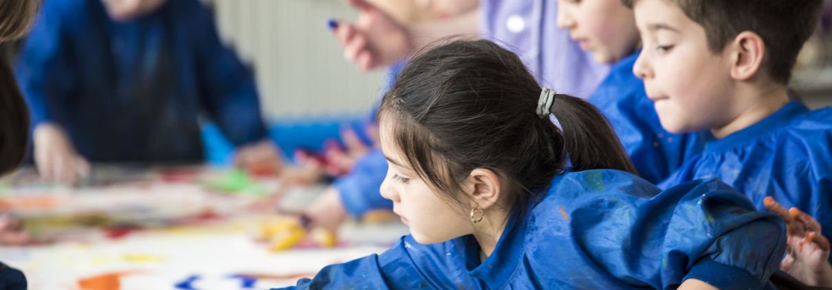 Kinder malen mit Fingerfarben