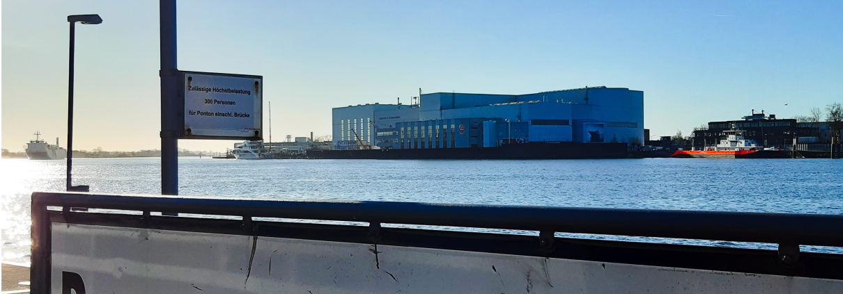 Hafenschild Bremen Vegesack mit Blick auf die Werft