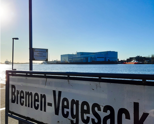 Hafenschild Bremen Vegesack mit Blick auf die Werft