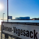 Hafenschild Bremen Vegesack mit Blick auf die Werft