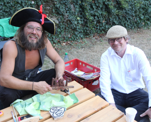Zwei Männer sitzen auf der HEVIE, einer ist als Pirat verkleidet
