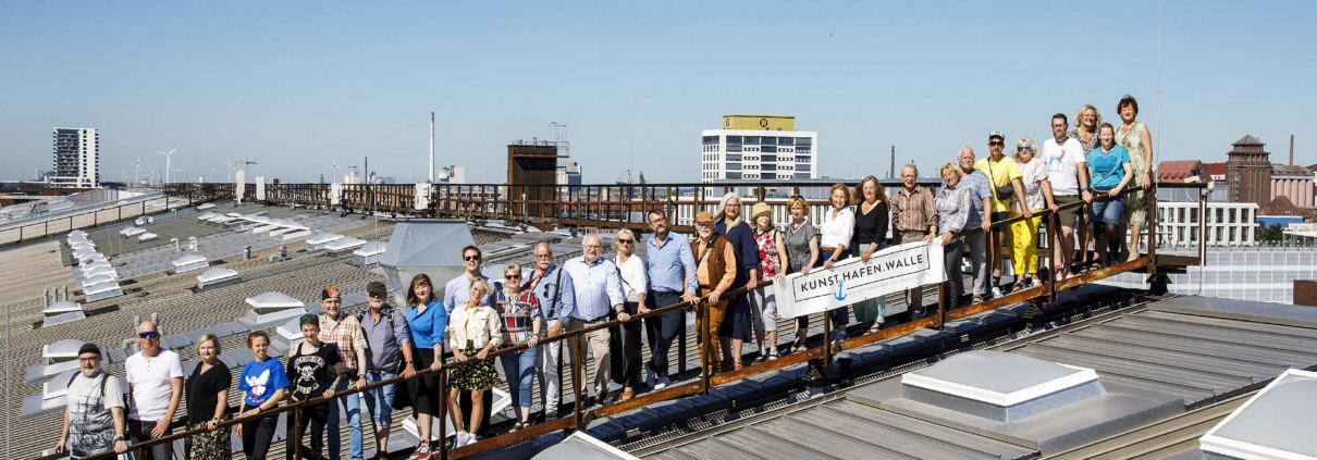 Für den Fototermin ging es hoch hinauf: Alle zwei Jahre öffnen rund 100 Künstler:innen beim „Kunst.Hafen.Walle“ ihre Ateliers. Foto: Frank Scheffka