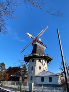 Die Horner Mühle vor blauem Himmel im Winter